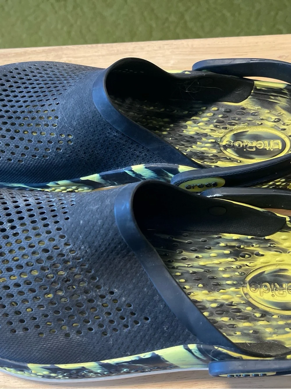 Crocs LiteRide 360 Black Mesh Yellow Marbled Clogs Unisex Size Men 11